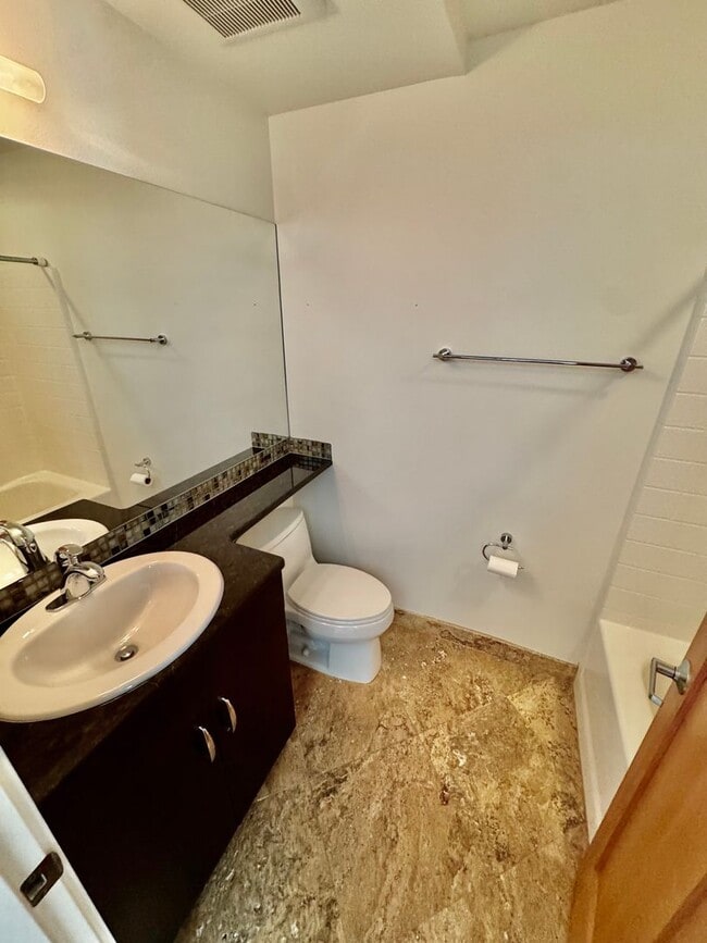 Building Photo - Stunning Fremont Townhome - Incredible Loc...