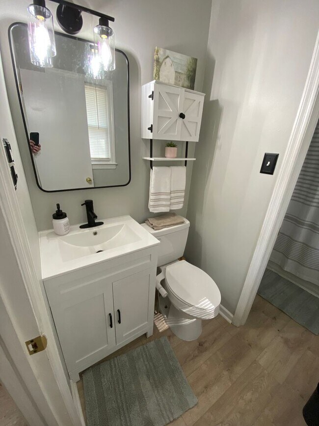 Building Photo - l2432 Largo Drive- furnished