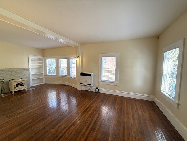 Building Photo - 5BR 1.5BA Berkeley Home | W/D, Dishwasher, Backyard + Storage Near Shattuck & Berkeley Bowl