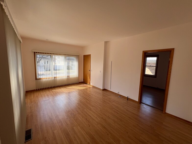 Building Photo - 4447 N Melvina Ave