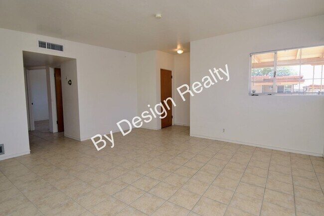 Building Photo - Midtown 2 Bed 1 Bath - A/C - Fenced Yard - Covered Parking