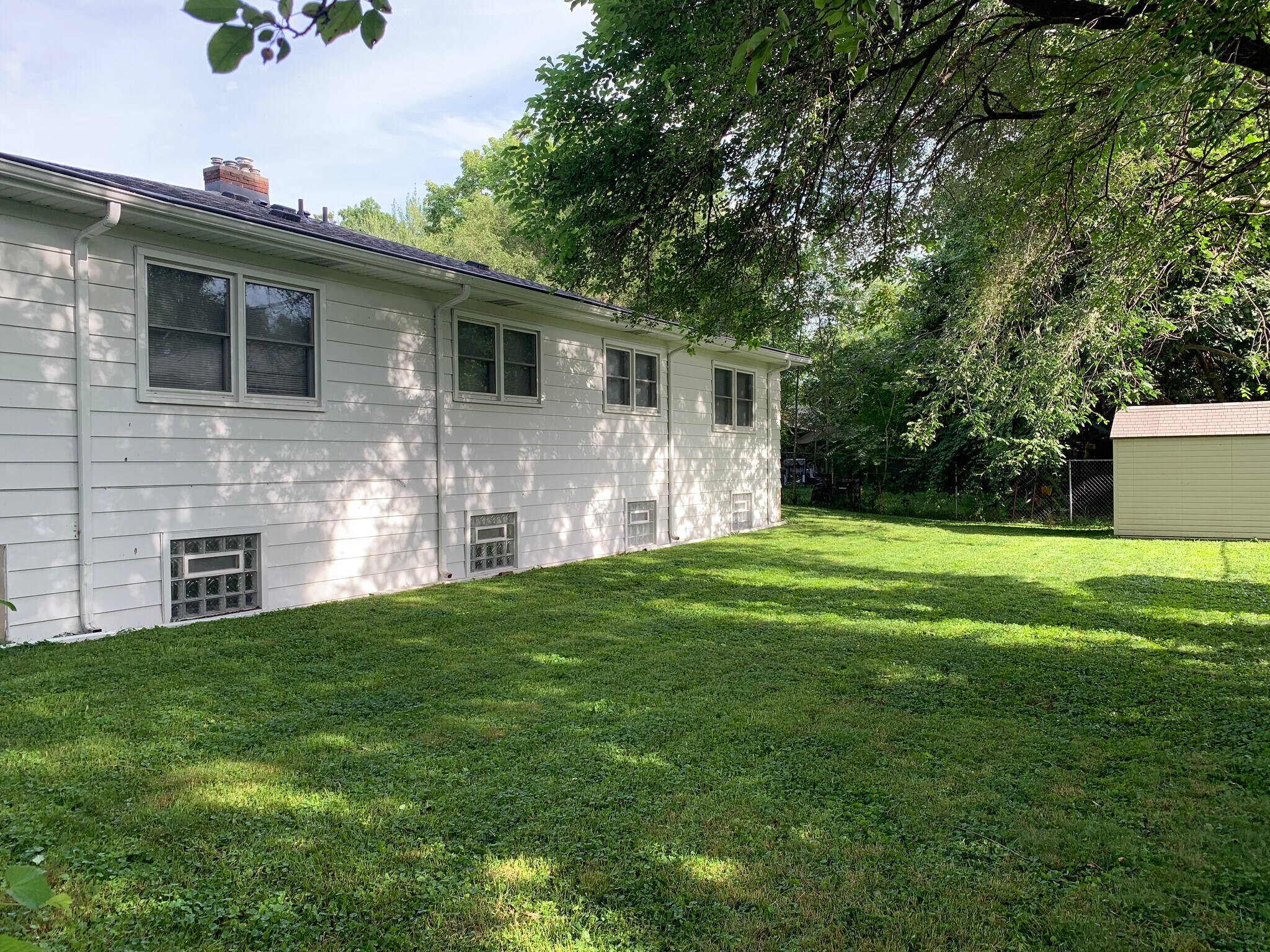 Building Photo - 2105 De Hoop Ave
