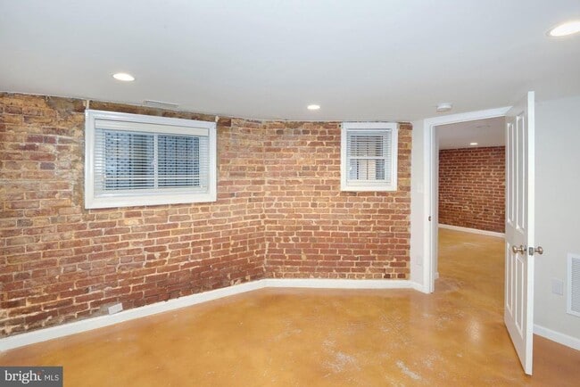 Building Photo - 2721 Ontario Rd NW