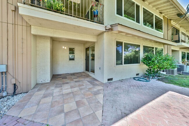 Building Photo - Renovated 2 Bedroom Condo Located on the F...