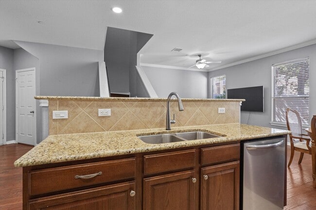 Building Photo - Lovely 2 Bedroom, 2.5 Bath Townhome w/ 2-Car Garage in Cedar Park!