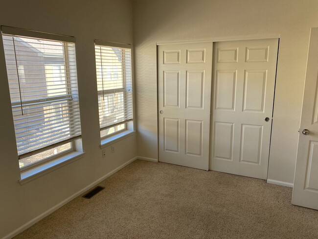 Building Photo - Large 2 Bedroom 2 Bath Townhome in Sterlin...