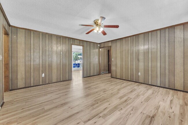 Building Photo - Charming 3-Bed, 2-Bath Haven in Anderson w...