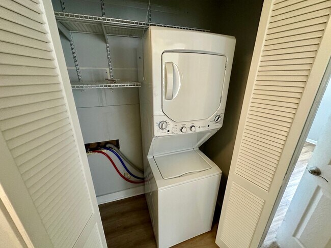 Building Photo - 3 Bedroom 1.5 Bathroom Home - Newly Updated - Available Now