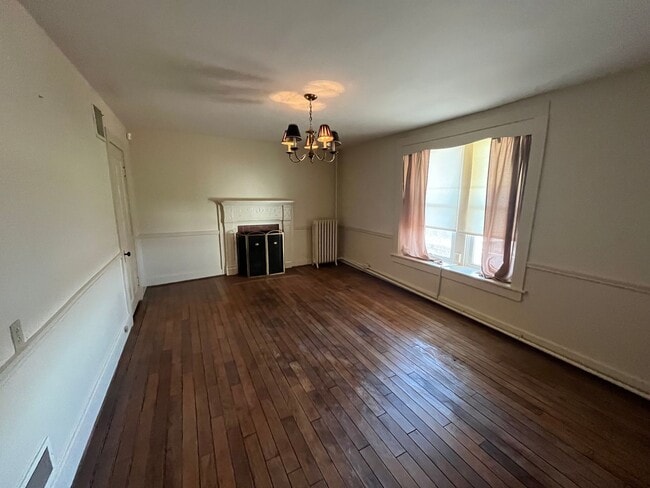 Building Photo - Breathtaking River Views!