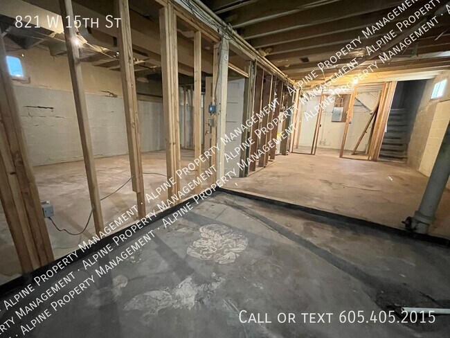Building Photo - 821 W 15th St