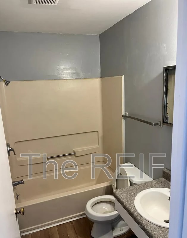 Building Photo - 1151 E Cornell Ave