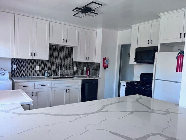 Building Photo - Recently Remodeled San Bernardino Home
