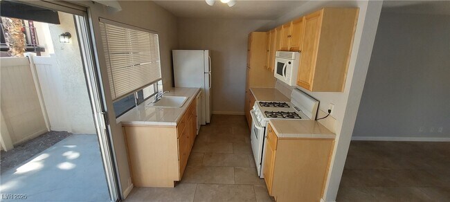 Building Photo - 1420 E Vegas Valley Dr