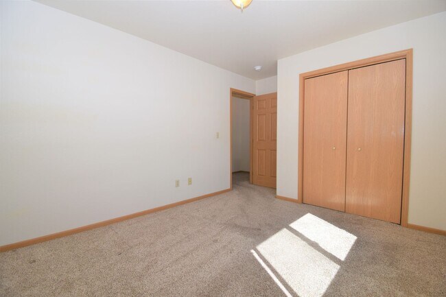Building Photo - Townhouse style 2bed 1.5bath with attached garage