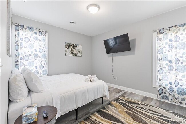 Building Photo - 885 Clairmount Ave