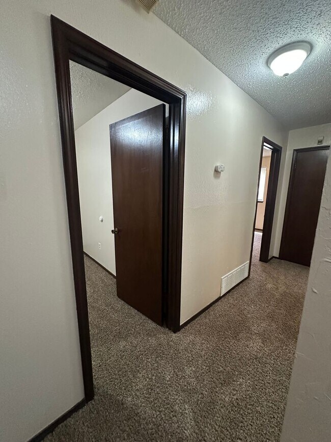 Building Photo - 3 Bed 1.5 Bath 2 Car Garage