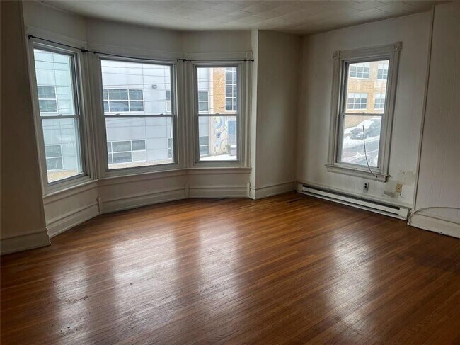 Primary Photo - 1742 Linden St