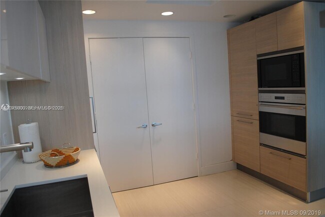 Building Photo - 17301 Biscayne Blvd