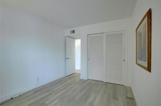 Building Photo - 3040 NE 16th Ave