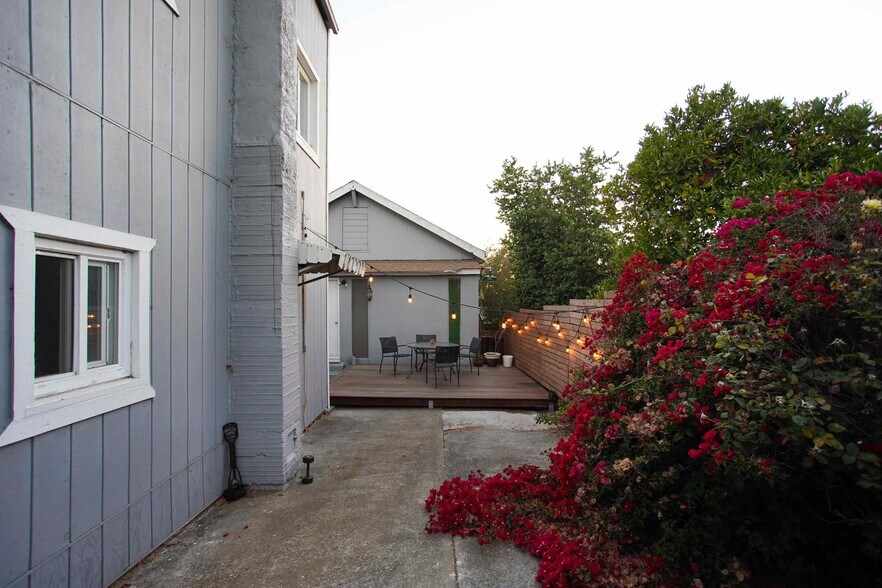 Outside - 946 Sonoma St