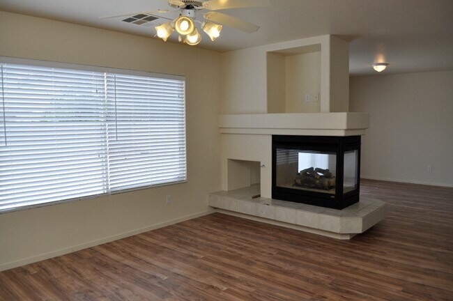 Building Photo - Beautiful Home in Silverado Ranch.