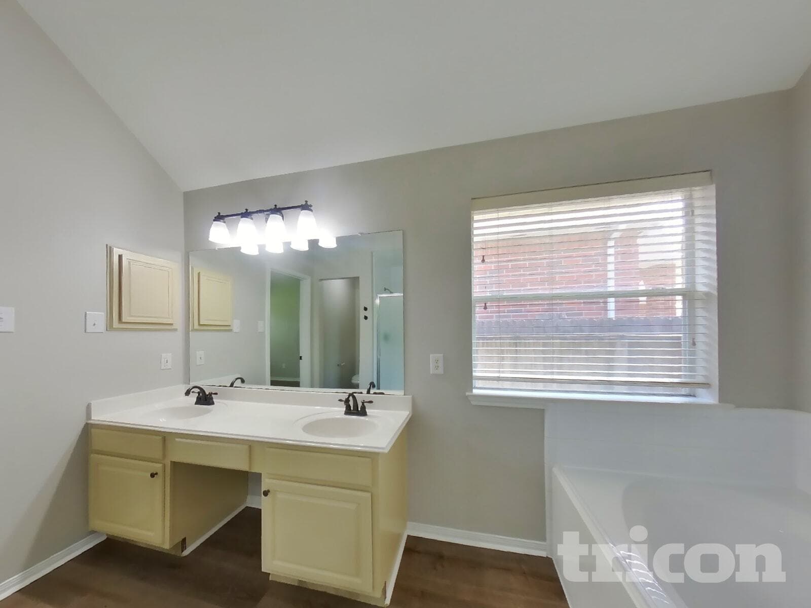 Building Photo - 814 Robins Way