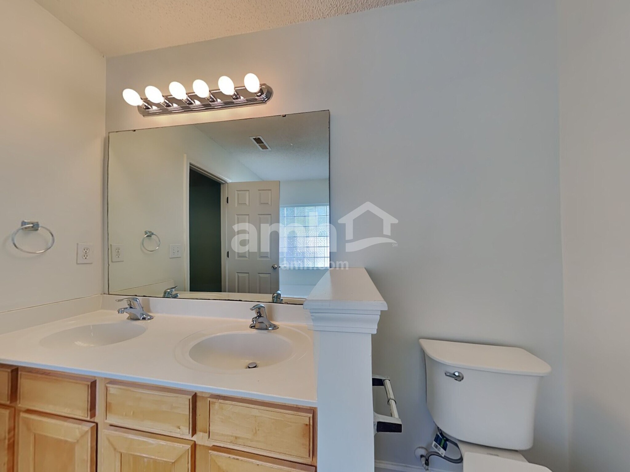 Building Photo - 4987 Harthill Ave