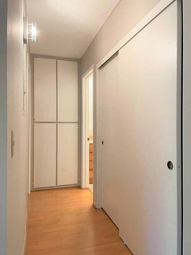 Building Photo - Luxury Living at The Estates Condominium Complex – 2 Bedroom, 2 Bathroom