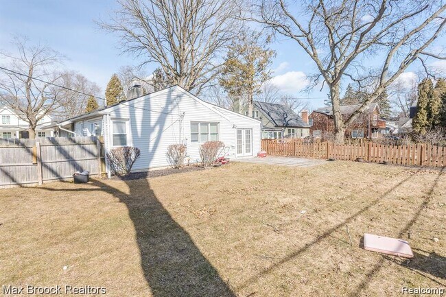 Building Photo - 1610 Yosemite Blvd