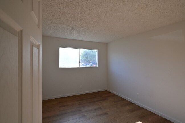Building Photo - 2 Bedroom Apartment -Las Vegas -NO PETS -1...