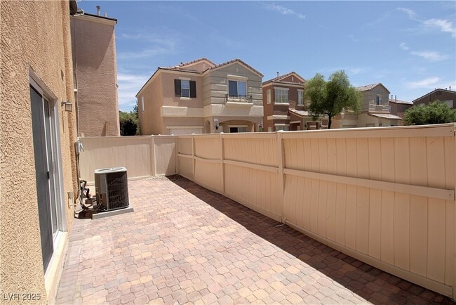 Building Photo - 925 Blushing Rose Pl
