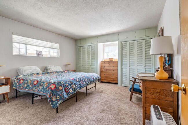 Building Photo - Charming 3-bdrm/2-bath Mid-Century ranch—A...