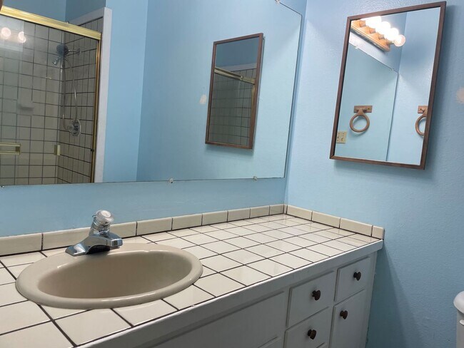 Building Photo - 3 Bedroom Home Close to UNR