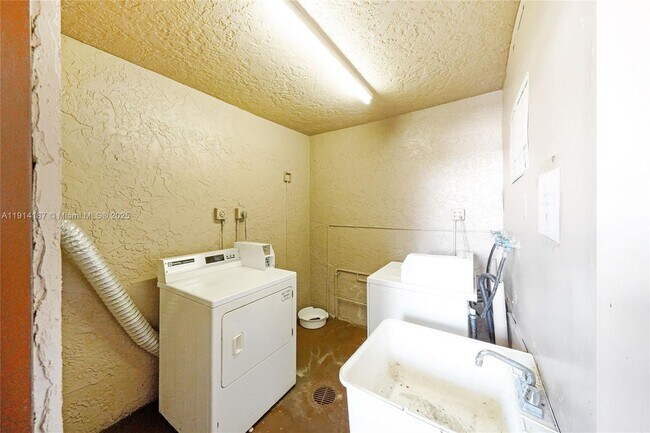 Building Photo - 1811 Sabal Palm Dr