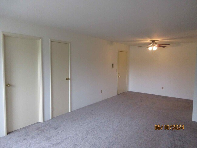 Building Photo - Upper 2 bedroom plus den in Germantown