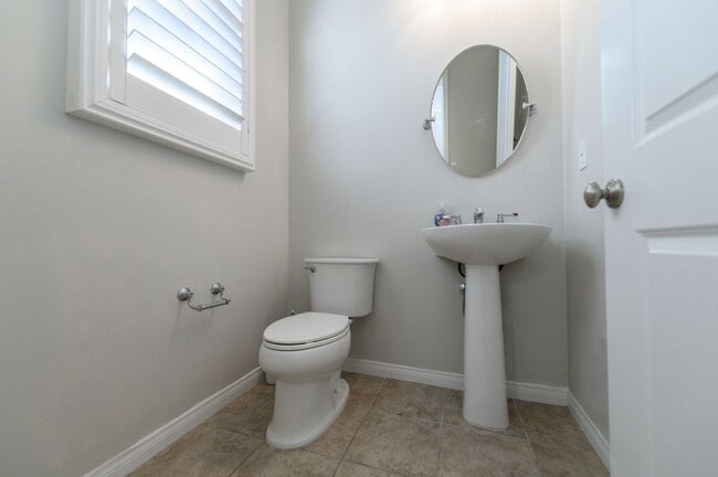 Building Photo - FOR RENT 4BD/3.5 BA/2Garage/Single Family ...