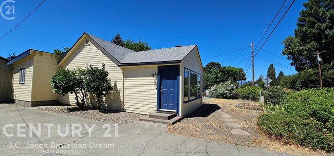 Building Photo - Minutes to Downtown Grants Pass