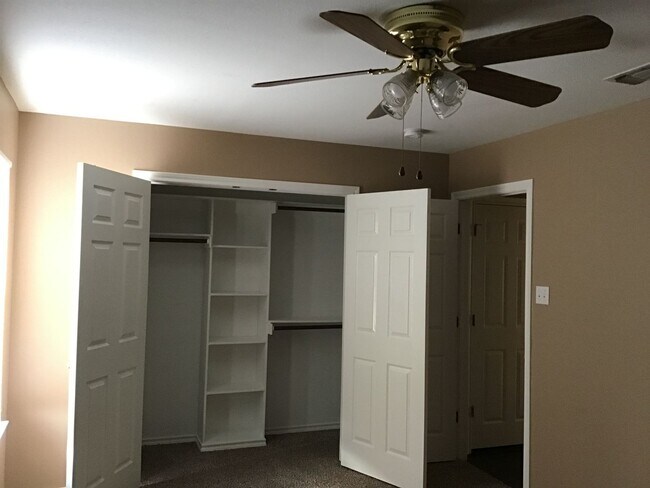 Building Photo - 2/2/2 LAWNCARE INCLUDED - near Hospital Di...