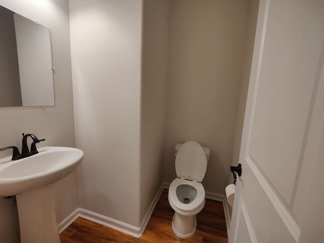 Building Photo - Beautiful 3x2.5 with fenced patio and upstairs bonus area