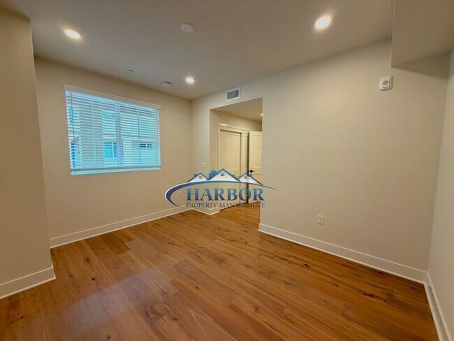 Building Photo - 927 Deep Valley Dr