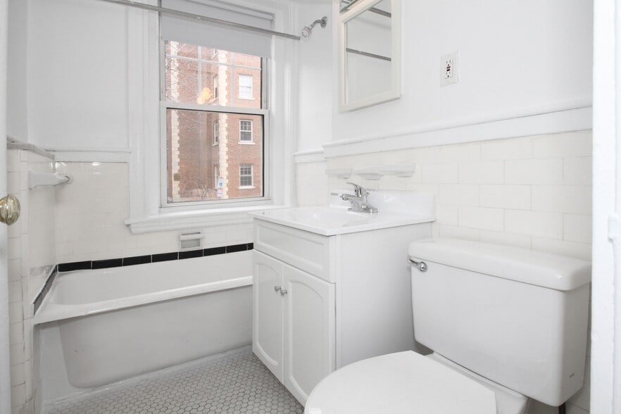 Building Photo - 1195 Beacon St