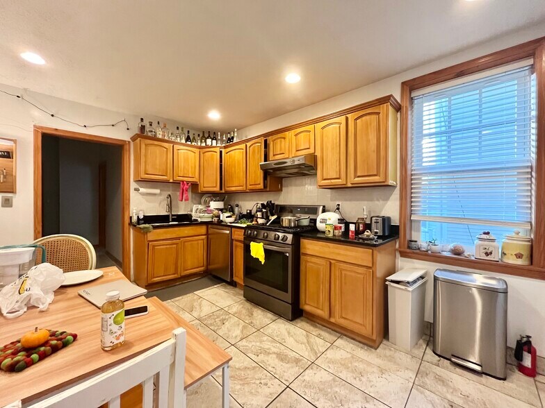 Building Photo - 25 Gibbs St