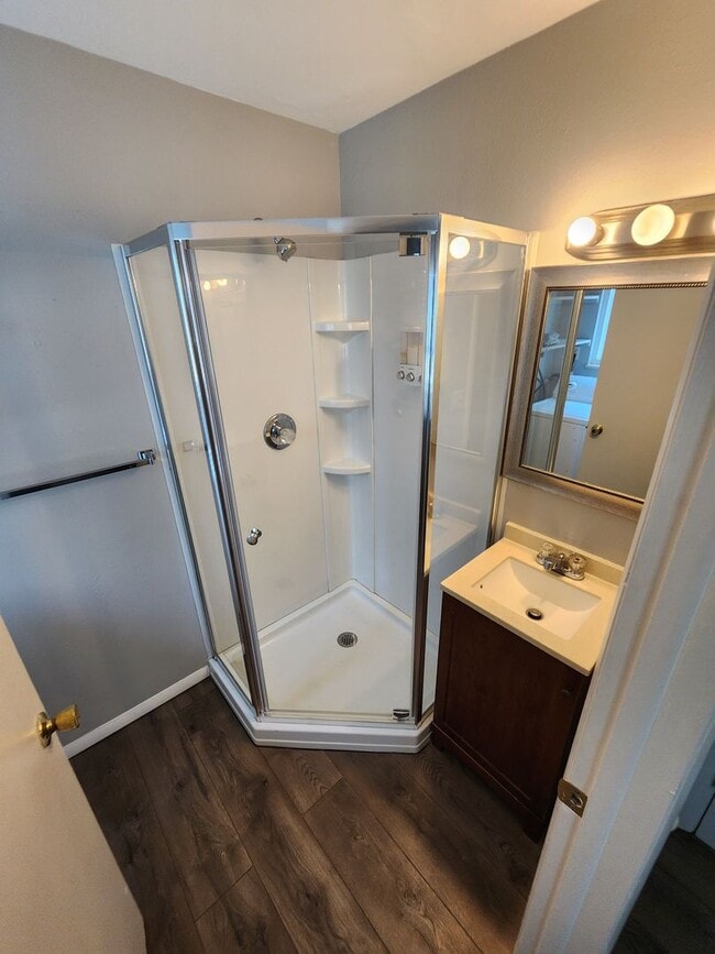Building Photo - Beautiful Townhome