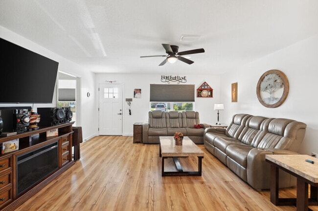 Building Photo - 526 Camellia Ave