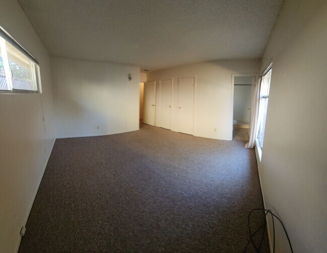 Building Photo - 4 bed 2 bath spacious home with 2 car garage in SLO!