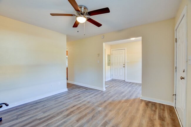 Building Photo - 3 Bedroom 1 Bathroom