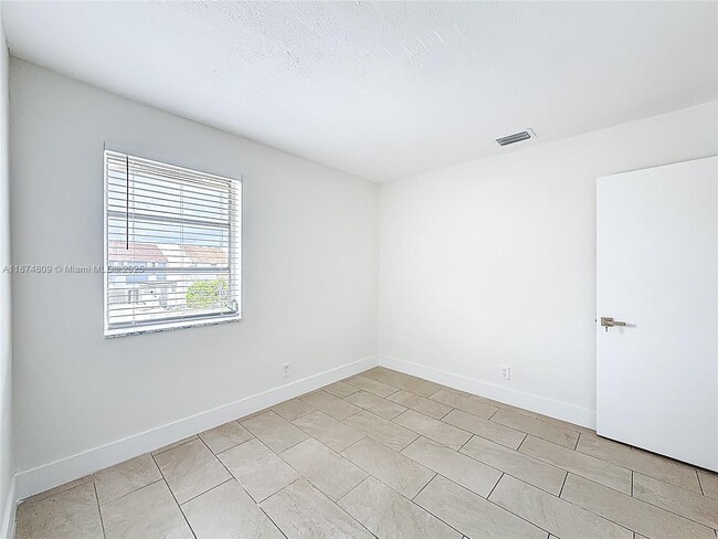 Building Photo - 1379 Seaview