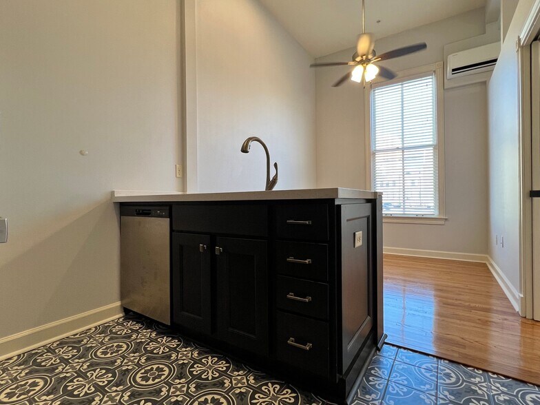 Building Photo - 904 Scott St