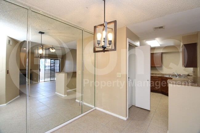 Building Photo - 533 W Guadalupe Rd