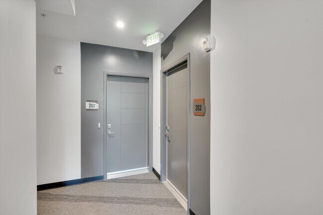 Building Photo - Riverside 4 Lease
